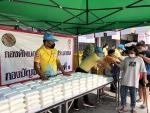 เทศบาลตำบลหัวกุญแจ ร่วมกับ บชร.ที่1 และผู้สนับสนุนแจกอาหาร เ