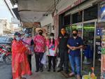 พนักงานเจ้าหน้าที่เทศบาลตำบลหัวกุญแจ ร่วมกันแจกเจลล้างมือและ
